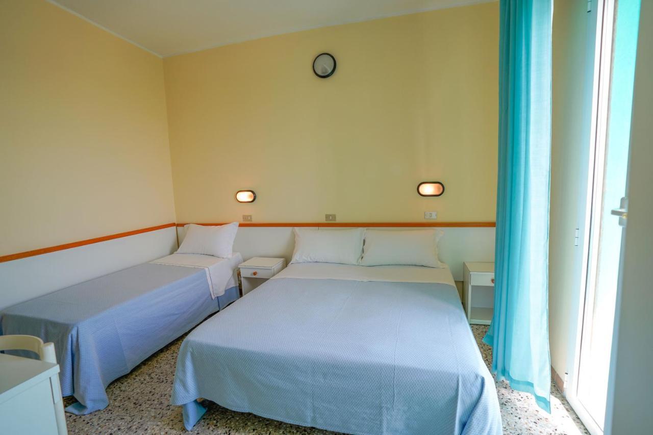 Hotel Mondial Rimini Exteriör bild