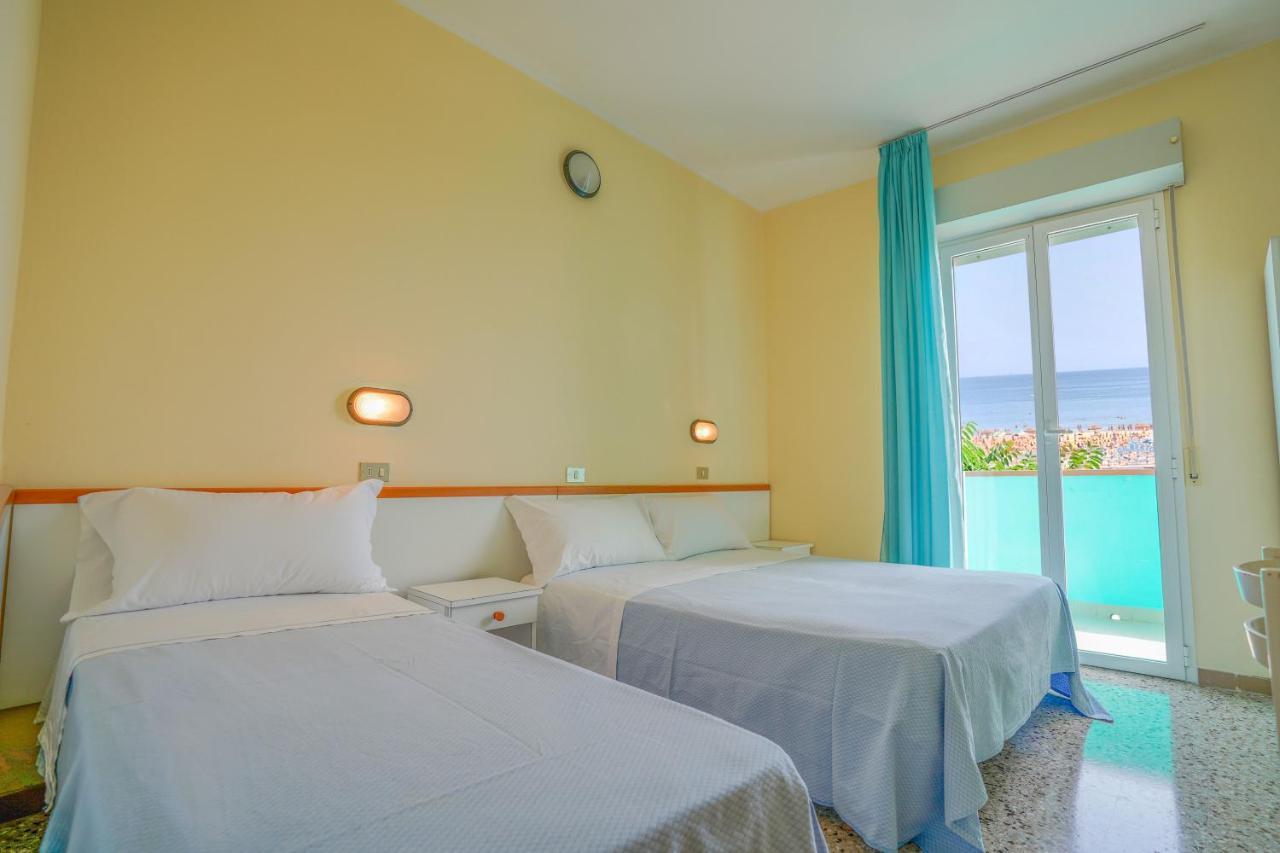 Hotel Mondial Rimini Exteriör bild
