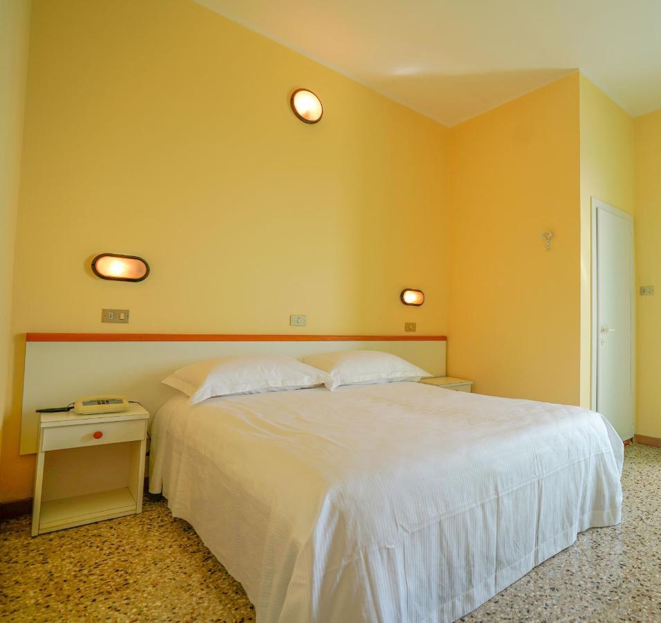 Hotel Mondial Rimini Exteriör bild