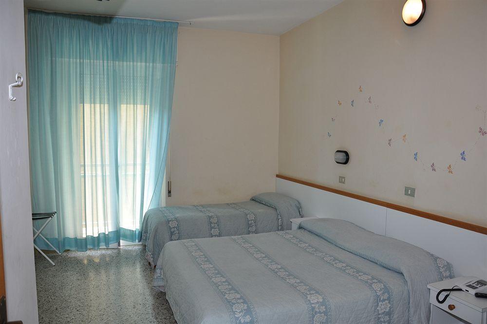 Hotel Mondial Rimini Exteriör bild